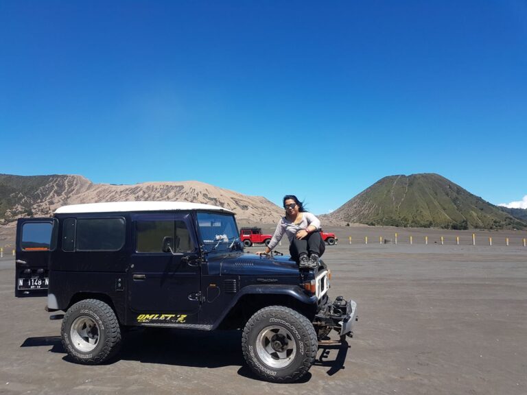 4x4 jeep on the Sea of Sand with Mount Batok behind