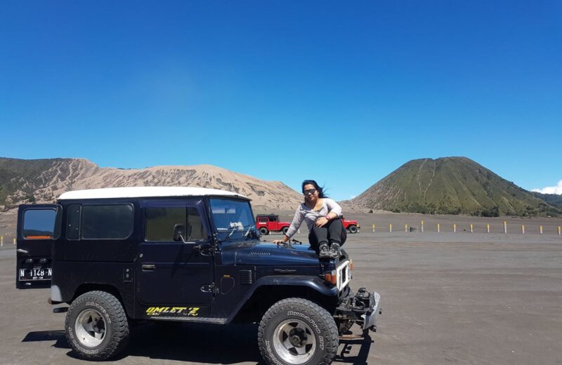 4x4 jeep on the Sea of Sand with Mount Batok behind