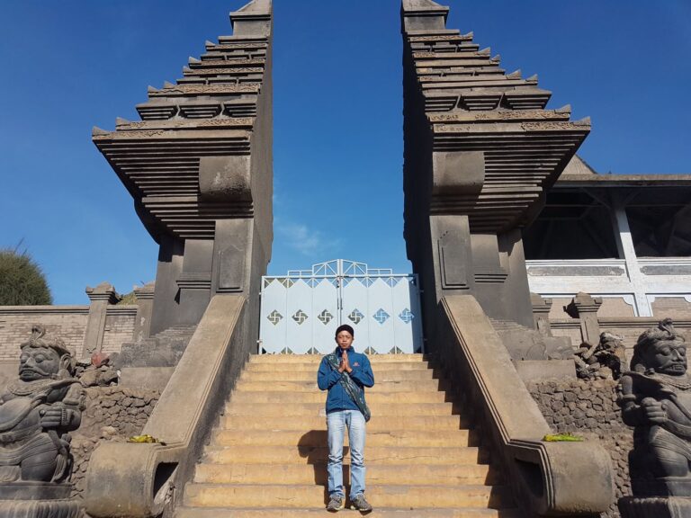 Split temple gate near Mount Bromo