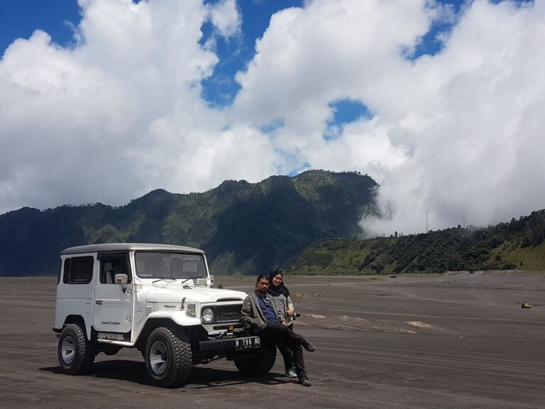 White 4x4 jeep and guests on the Sea of Sand