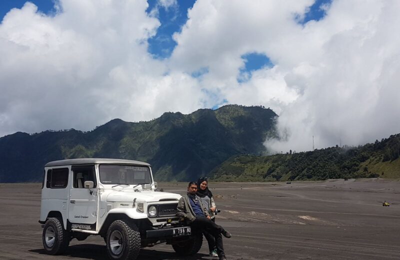 White 4x4 jeep and guests on the Sea of Sand