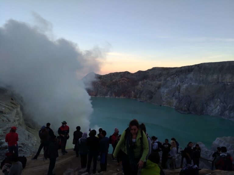 Hikers at the rim looking over the crater lake