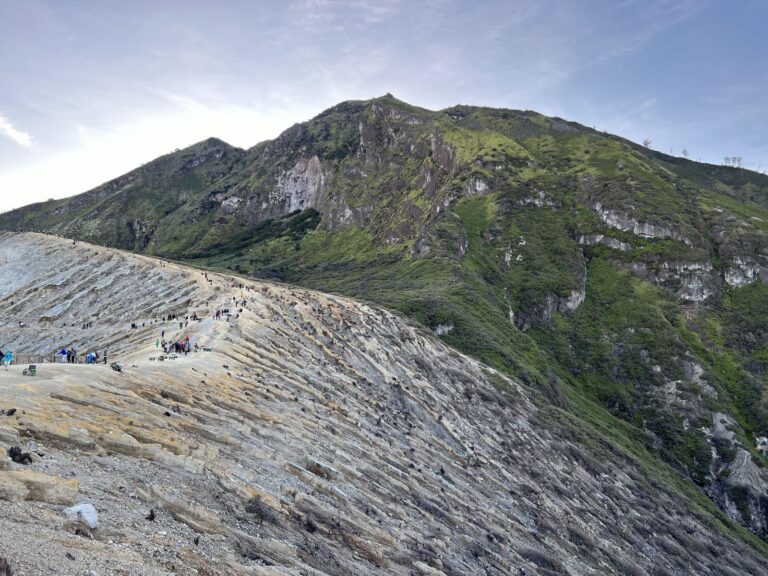 The crater rim trail and the green ridge of Ijen