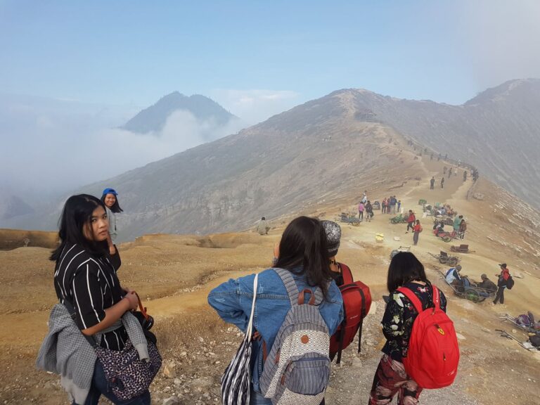 Hikers on the Ijen crater rim trail